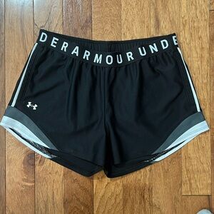 Under Armour Women’s Loose fit 2.0 black shorts Sz Medium